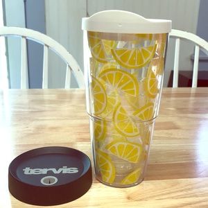 Lemon Tervis with extra straw lid